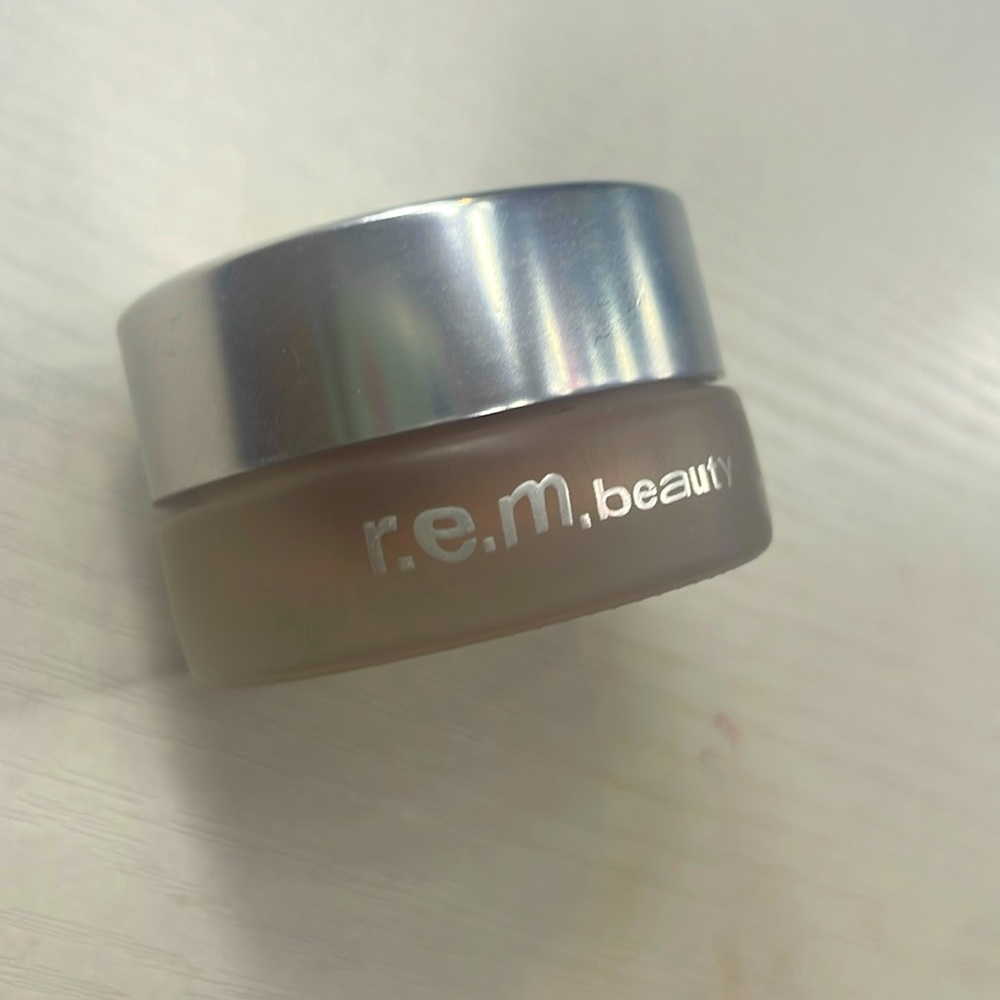rem concealer pot